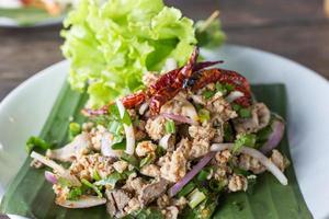 würzig gehackt Schweinefleisch Salat, würzig thailändisch Essen foto