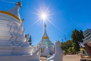 weiße einzigartige pagode im wat phra das doi gongmoo wahrzeichen von maehongson, thailand. foto