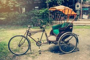 alt Fahrrad im Kaffee Geschäft foto