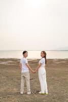 glückliches junges asiatisches paar im braut- und bräutigam-t-shirt foto