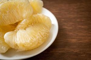 frisch geschälte Pomelo, Grapefruit oder Shaddock foto