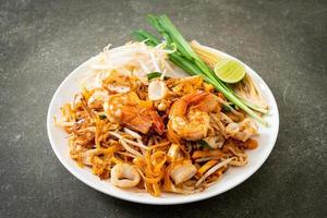 Pad Thai Seafood - gebratene Nudeln mit Garnelen, Tintenfisch oder Oktopus und Tofu foto