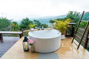 Badewanne im Freien mit wunderschönem Bergblick im Hintergrund foto