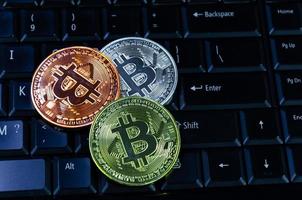 Bitcoin Münzen auf compuer Tastatur, Symbol von elektronisch virtuell Geld und Bergbau Kryptowährung Konzept.Münze Krypto Währung Bitcoin Konzept.bitcoin auf Klaviatur. foto