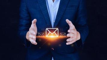 Geschäftsmann halten Überprüfung Email online mit virtuell Schnittstelle technologie.direkt Marketing, online Nachricht, Email, elektronisch Post, Kommunikation Konzept. foto