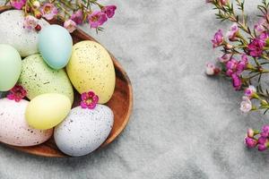 Ostern Dekor. farbig Ostern Eier auf ein hölzern Teller auf das Tisch. foto