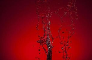 fallen Wasser auf ein rot Hintergrund foto