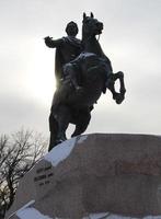 Sankt Petersburg. das Pferdesport Statue von Peter das Großartig, bekannt wie das Bronze- Reiter und Eingerichtet im 1782 auf das Senat Quadrat. foto