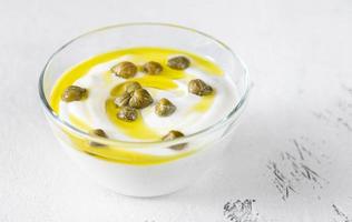 Kapern-Dip aus griechischem Joghurt foto