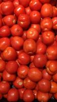 Gruppe von roten Tomaten Hintergrundtextur. foto