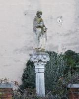 Stein Monument und Bild von Heilige auf das Straße im Venedig. Straße Szene, Privat Hof, Öffentlichkeit Park. foto