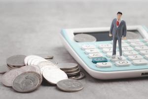 Miniatur Menschen sind auf Taschenrechner Geschäftsmann Finanzen Geschäft Konzept foto