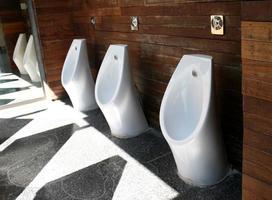 Urinale gegen eine Holzwand