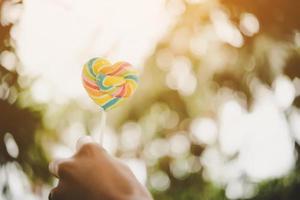 bunte Süßigkeiten in der Natur foto