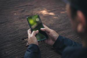 Hände tippen auf dem Smartphone foto