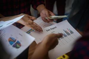 Geschäftsmitarbeiter diskutieren Projektplanung im Büro foto