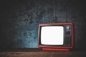 Stillleben mit einem roten Retro-Fernseher foto