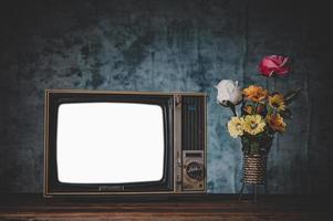 altes Retro-TV-Stillleben mit Blumenvasen foto