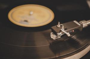 sich drehender Plattenspieler mit Vintage-Vinyl foto