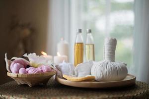 Flasche ätherisches Öl und Wellnessanwendungen foto