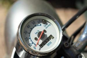Jahrgang Tachometer auf ein retro Motorrad. Geschwindigkeit Pfeil Nahansicht foto