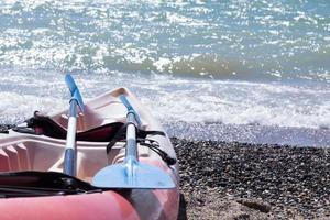 Segeln Boot mit zwei Ruder steht auf das Strand. draussen Aktivitäten und Kopieren Raum. Meer und Strand foto