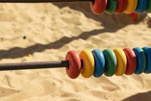 lehrreich Kind Spielzeug im das Sandkasten auf das Kinder Spielplatz foto