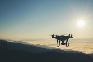 Drohne fliegt im Sonnenuntergang
