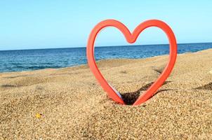 rotes Herz am Strand foto