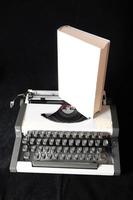 Schreibmaschine auf schwarz Hintergrund foto