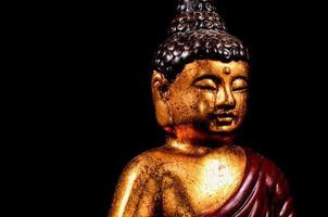 Buddha auf schwarzem Hintergrund foto