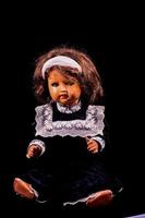 Puppe auf vlack Hintergrund foto