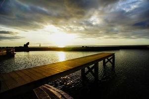 Dock entlang das Wasser foto