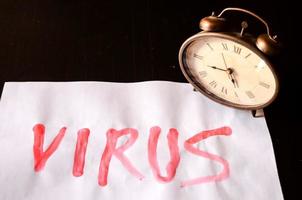 Virus und Uhr auf schwarz Hintergrund foto