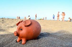 Schweinchen Bank auf das Sand foto