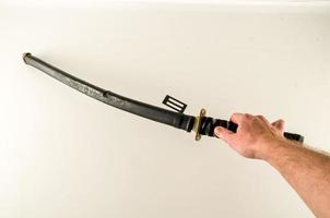 Hand halten ein Samurai Schwert foto