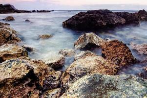 Felsen auf das Meer foto