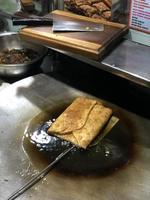 Kochen Martabak ein traditionell indonesisch Lebensmittel. foto