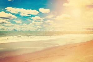 Meer und Strand im Sommer- im Jahrgang Wirkung. foto