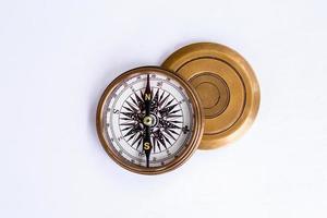 Kompass auf isoliert Weiß Hintergrund. foto