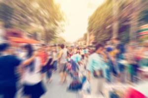 verschwommen Hintergrund. verschwommen Menschen Gehen durch ein Stadt Straße. Jahrgang getönt Foto. foto