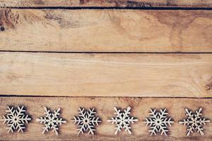 Weihnachten Dekoration mit Holz Schneeflocke auf Tabelle mit Kopieren Raum foto