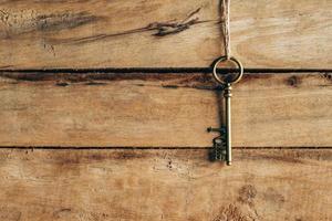 alt Schlüssel hängend auf braun Holz und Liebe Konzept. foto