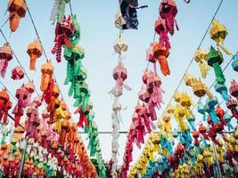 bunt Lampe und Laterne im loi Krathong wat phra Das Haripunchai Lamphun Thailand foto