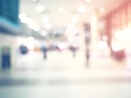 abstrakt verschwommen Hintergrund Menge Menschen beim Terminal Abteilung beim Flughafen mit Bokeh Licht. foto