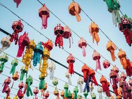 bunt Lampe und Laterne im loi Krathong wat phra Das Haripunchai Lamphun Thailand foto