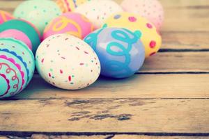 Ostern Eier und Farbe auf hölzern mit Jahrgang Ton foto