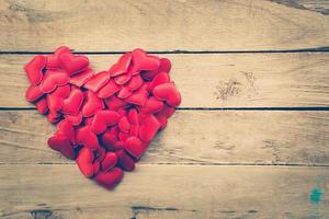 klein Herz im ein gestalten von ein Herz auf Holz zum Valentinstag Hintergrund foto