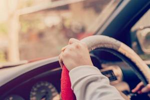 schließen oben Hand Frau Fahren Auto mit Jahrgang Filter. foto