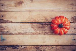 Herbst Hintergrund mit Kürbis auf hölzern Tafel mit Raum, Jahrgang Filter. foto